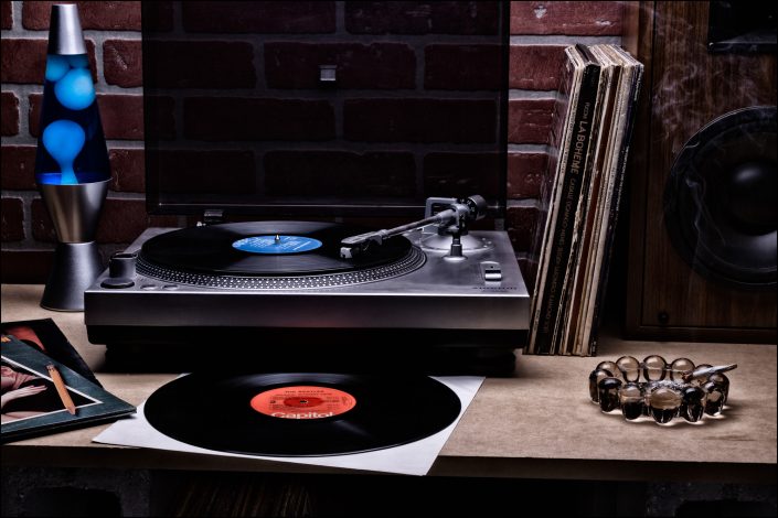 1970s music-listening setup, embodies a timeless urban bohemian aesthetic. Evokes an immersive and tactile experience of music, inviting viewers to celebrate an era where ambiance and relaxation were regarded as an art form.
